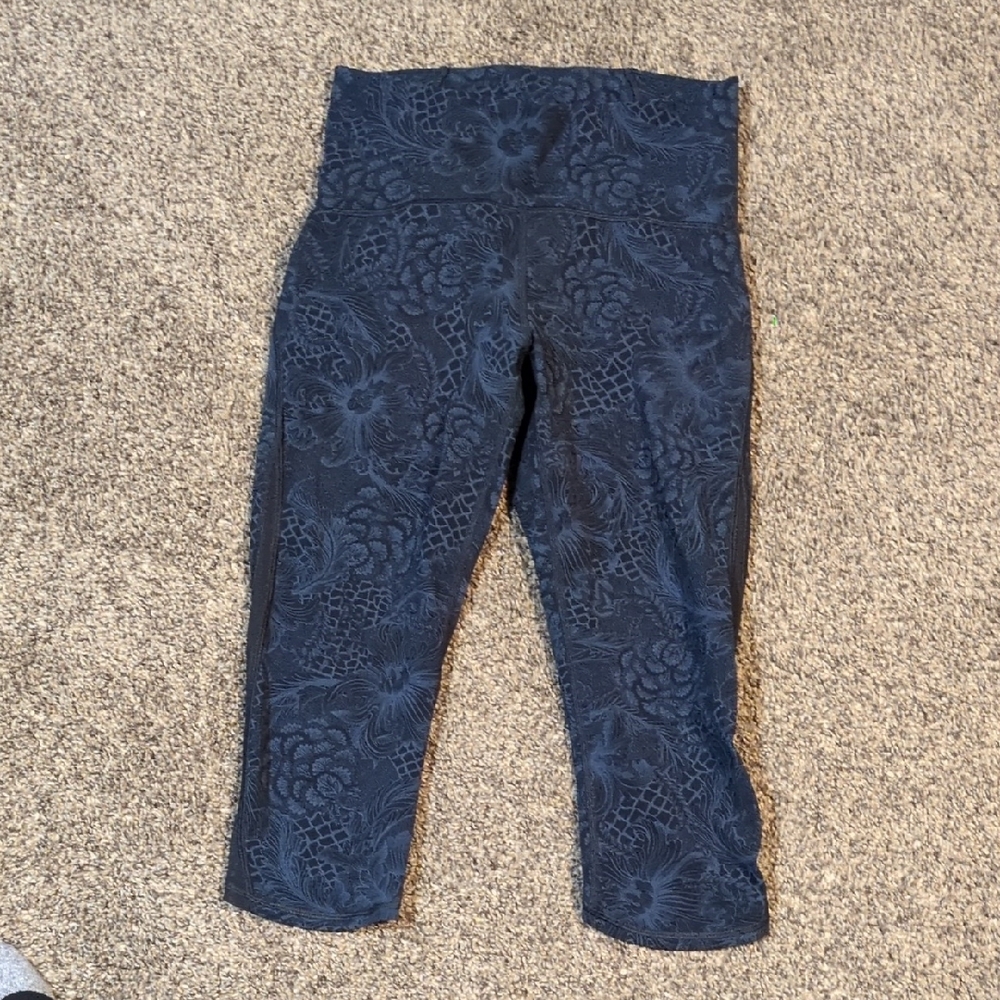 Women's High-Waisted Navy Floral Capri Leggings